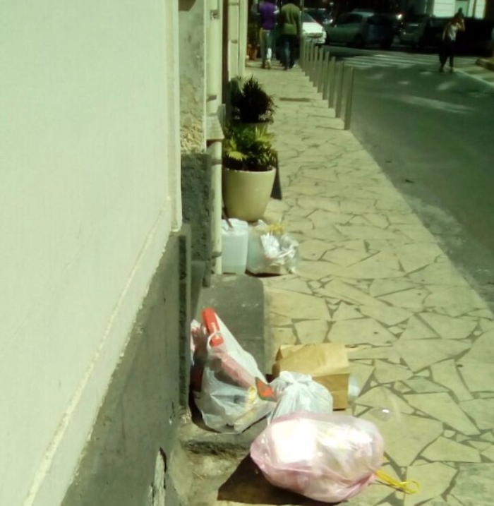 Catania, davanti al mio negozio in centro la spazzatura dei residenti  non ritirata dal Comune: questa &egrave; incivilt&agrave;