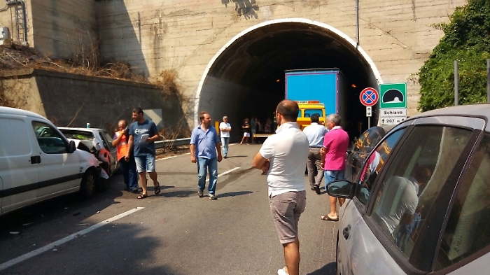 Incendi, fumo e visibilit&agrave; ridotta provocano incidente lungo la A18, rallentamenti