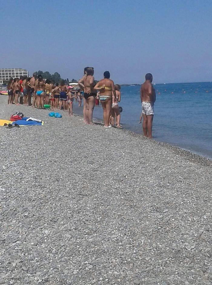 Bagnino d&agrave; l'allarme squalo, evacuata spiaggia a Giardini