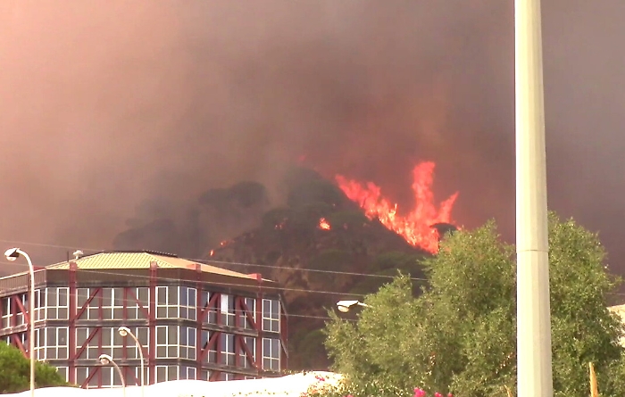 Incendi, Messina accerchiata dalle fiamme: evacuate case e Universit&agrave;