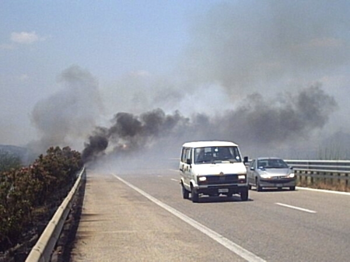 Incendi anche nell'Ennese: chiusa l'A19,  automobilisti soccorsi in autostrada