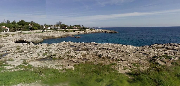 Tre colpi di pistola contro solarium a Ognina: intimidazione del racket?