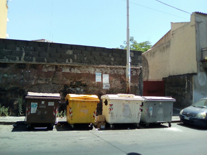 Catania: cassonetti "mobili" in via del Bosco e appelli inutili