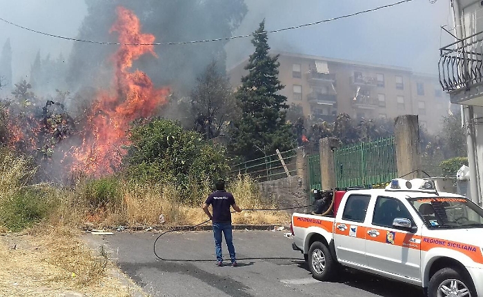 Incendi, la Sicilia brucia ancora: e le Procure aprono inchieste
