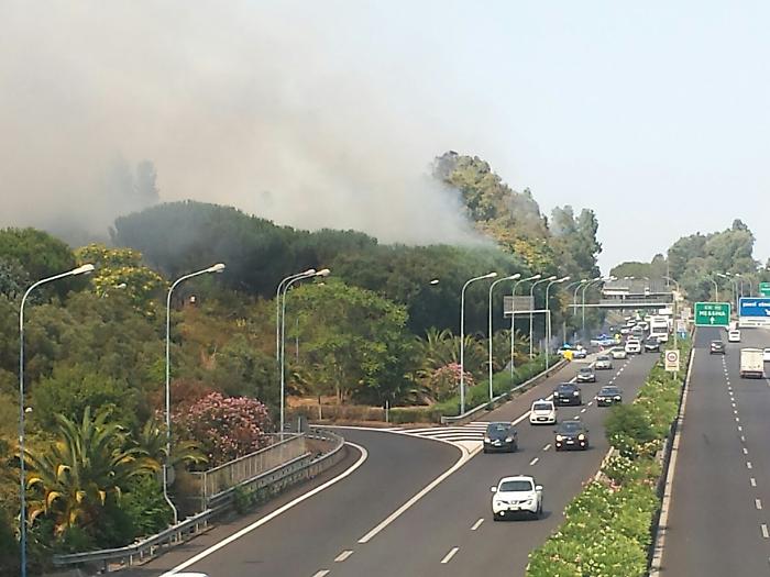 Incendio a San Gregorio, caos e paura ai caselli e nel centro abitato