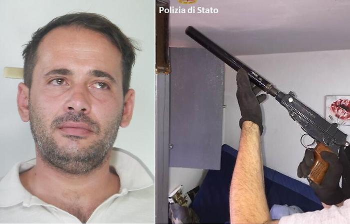 Nascondeva una pistola mitragliatrice Skorpion, arrestato a Misterbianco