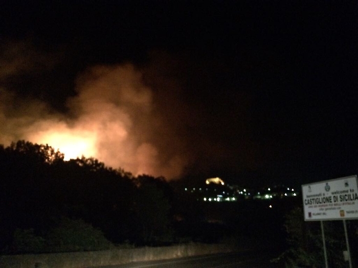Vasto incendio a Linguaglossa, ma &egrave; polemica per il mancato intervento degli elicotteri