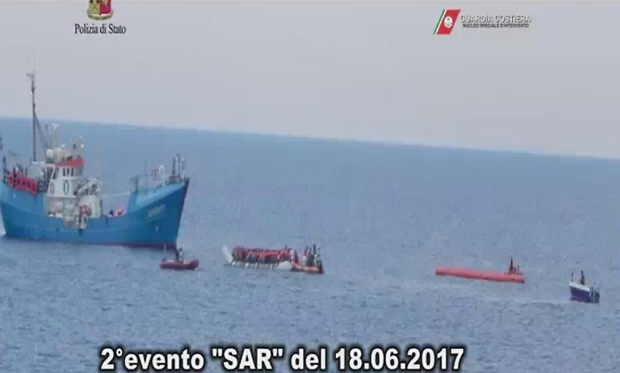 La nave della Ong sembra davvero un "taxi" per migranti: i 3 episodi sospetti
