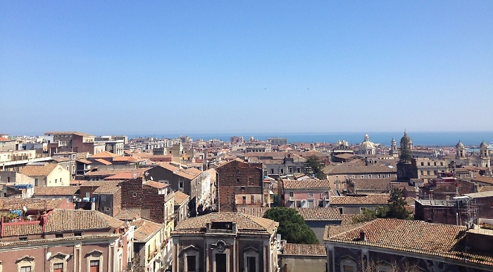 Catania, dalle gronde di San Nicol&ograve; L'Arena si vedono i tetti della citt&agrave;