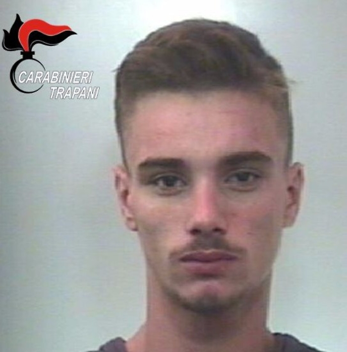 Tenta di dare a fuoco a vicina di casa: 19enne arrestato a Marsala