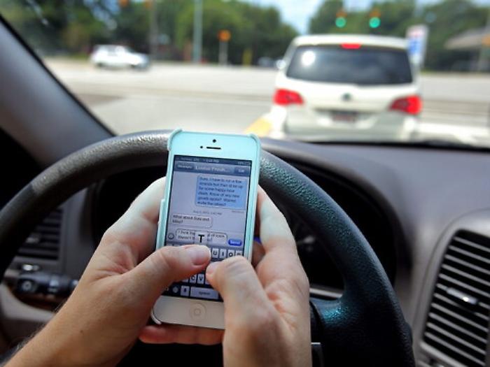 Uso del telefonino e guida dopo aver bevuto: sicurezza stradale a Palermo, i dati sui comportamenti a rischio in citt&agrave;