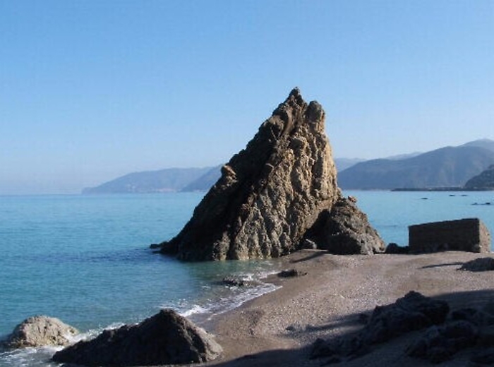 Ragazzina di 14 anni scivola sugli scogli, batte la testa e muore a Capo d'Orlando