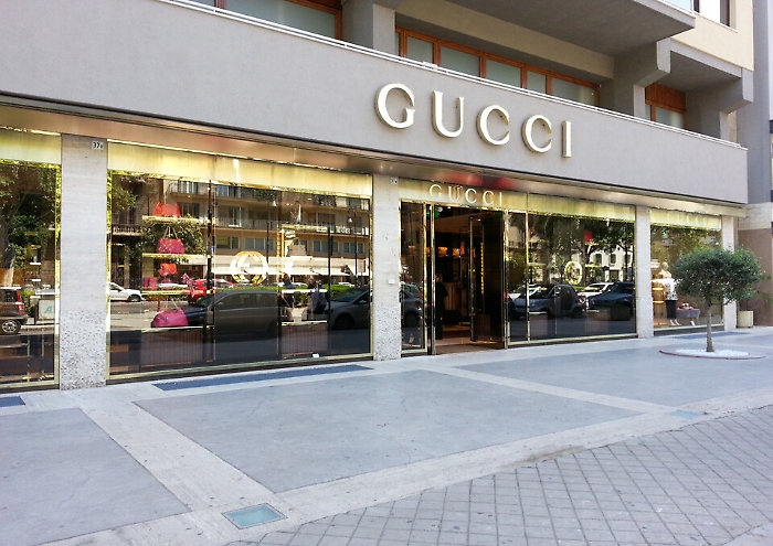 Colpo da Gucci a Palermo, ladri nella fuga perdono 7 "pezzi" rubati