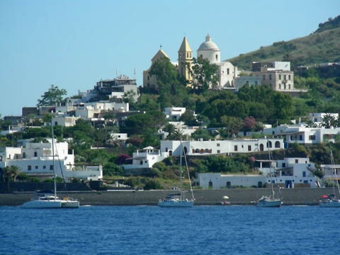 Stromboli, affonda una barca a vela, salvati i dodici a bordo