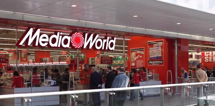Ruba materiale informatico da "Mediaworld" a "Porte di Catania": arrestato