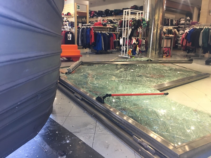 Giarre, sfondano la vetrina del megastore e si portano via abbigliamento griffato