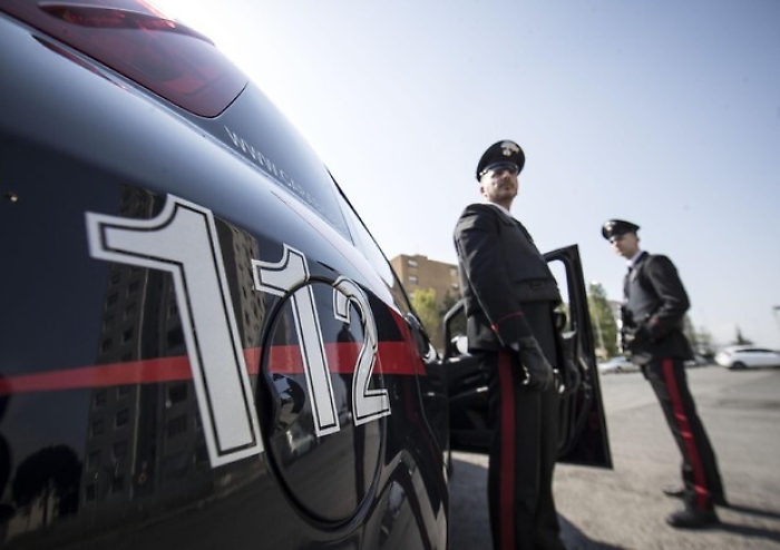 Bambino di 7 anni sbatte testa su un sasso mentre gioca e muore: indagano i Cc