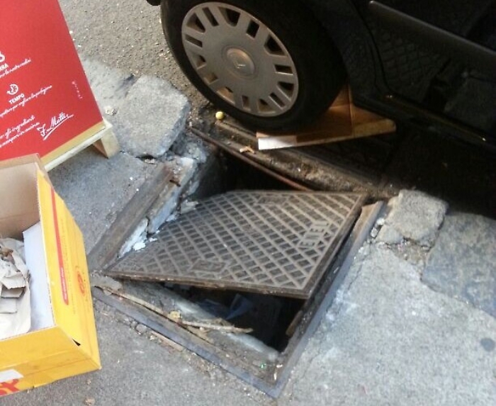 Catania, tombino "saltato" in via Duca degli Abruzzi: speriamo che adesso lo riparino