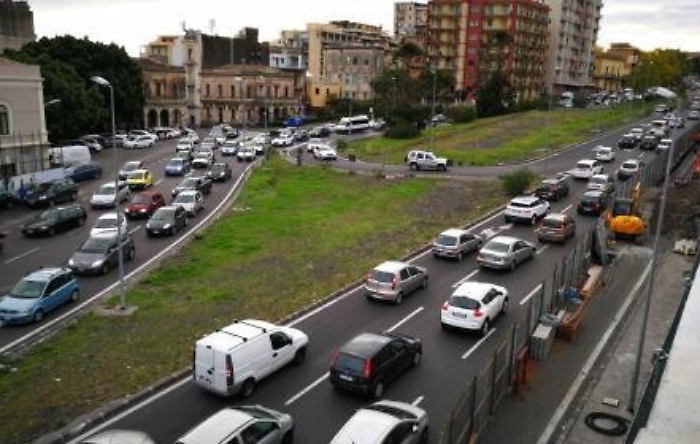 I catanesi perdono nel traffico 100 ore all'anno. Ma c'&egrave; chi sta peggio