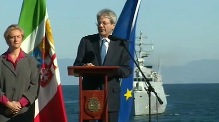 Gentiloni, vigilia di Natale nel Mediterraneo sulla nave Etna