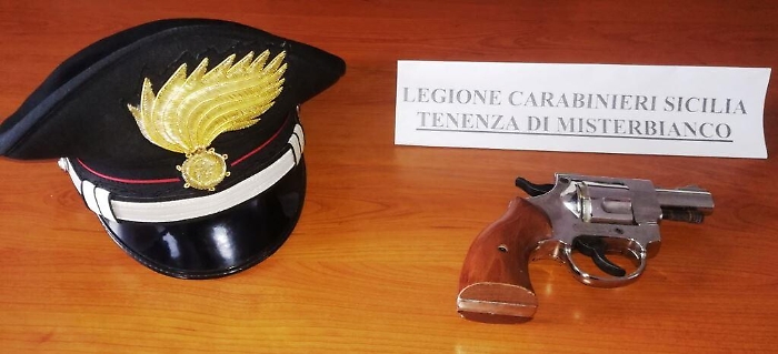Pensionato vuole indietro caparra da commerciante e al diniego tira fuori revolver