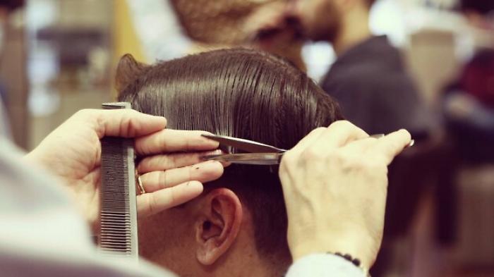 Noto, barbiere ferito da cliente a cui si era rifiutato di tagliare i capelli