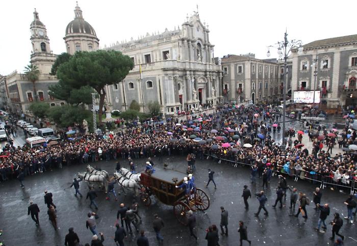 Esce la Carrozza del Senato: sotto la pioggia ha inizio la festa di Sant'Agata