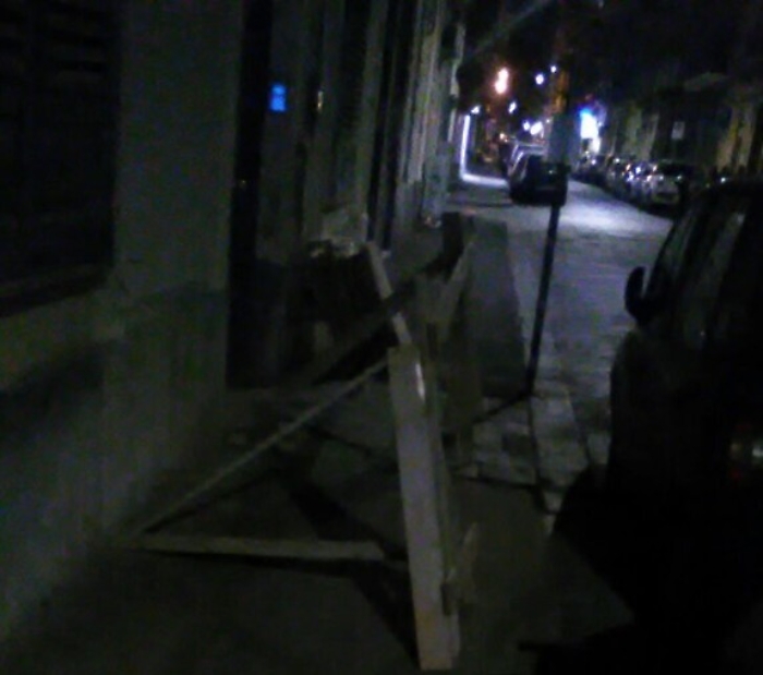 Transenna piena di chiodi abbandonata in via Aloi a Catania