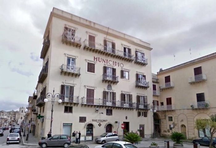 Casteltermini, in Comune con una pistola cal. 38: &laquo;Voglio parlare con il sindaco&raquo;