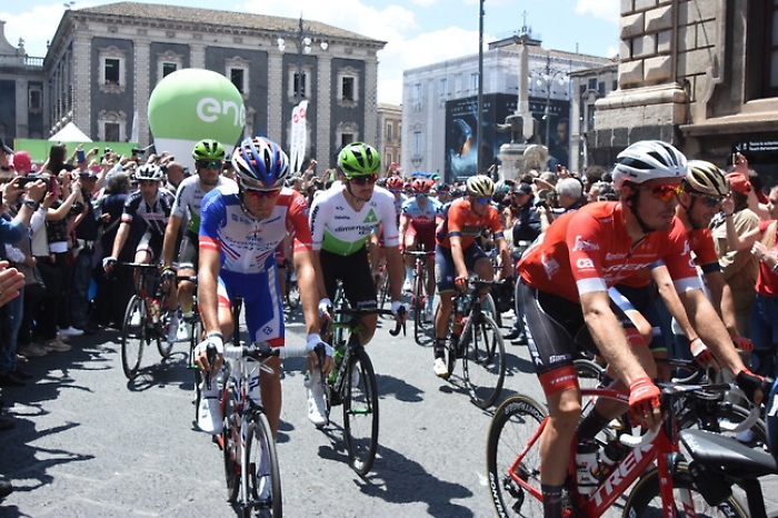 Catania, &egrave; il giorno del Giro d'Italia: e la citt&agrave; si ferma tra divieti e tifo in strada