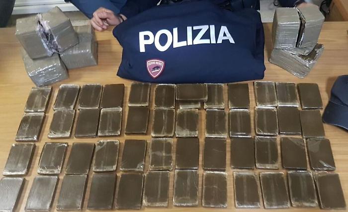 Frigorifero della droga: 637 kg di hashish sequestrati, madre e due figli arrestati dalla polizia
