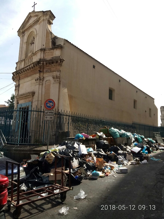 Catania, la chiesa di S. Geatano alle Grotte sommersa dalla spazzatura