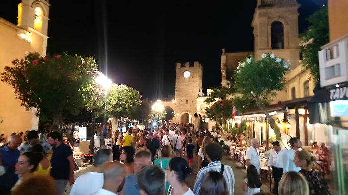 Taormina, basta "giungla" d'insegne ed espositori: stoppano i turisti...