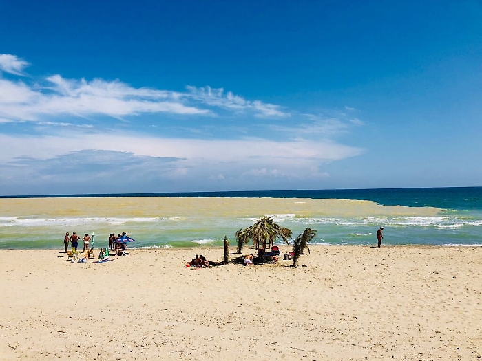 Mare color "marroncino" a Brucoli, ma niente paura: svelato il mistero