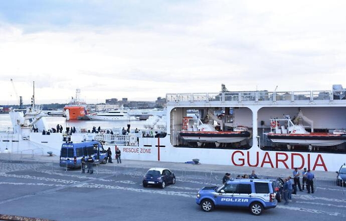 Enzo Bianco: &laquo;Portiamo gli arancini ai segregati della Diciotti&raquo;