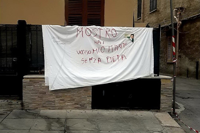 Ucciso dal vicino e la moglie della vittima appende un lenzuolo: &laquo;Mostro&raquo;