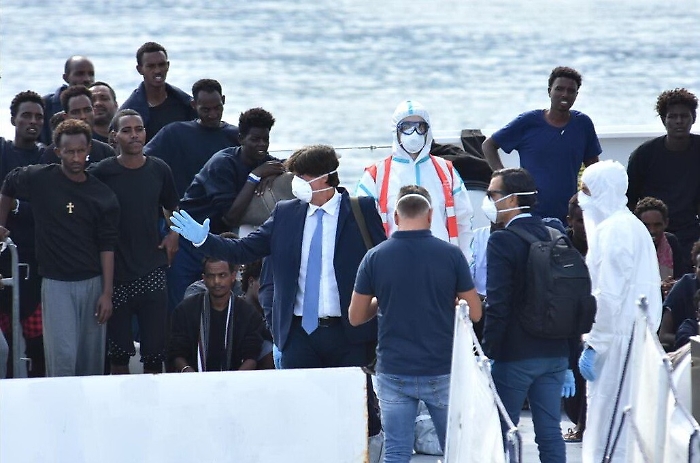 Il procuratore Patronaggio: &laquo;I minori siano sbarcati, come prevede la legge&raquo;