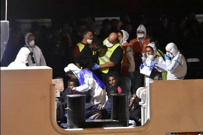 Catania, dalla Diciotti sbarcano i 29 minori, Procura ipotizza il &ldquo;sequestro di persona&rdquo;