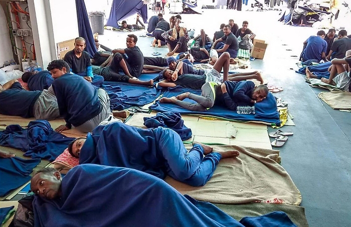 A bordo della Diciotti migranti pregano e chiedono: &laquo;Quando ci fanno scendere&raquo;?
