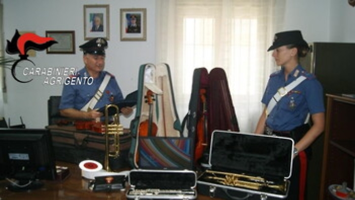 Ribera, a casa nascondeva strumenti musicali e pc rubati nelle scuole