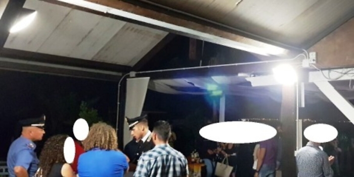 Spettacolo cantante neomelodico non autorizzato: sospeso dai Cc