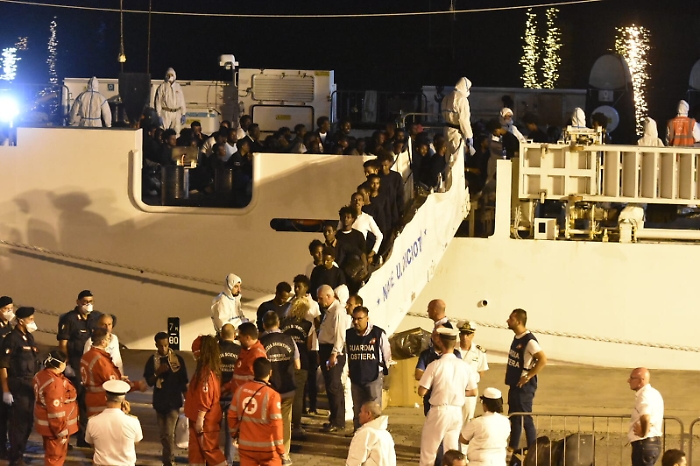 Sbarcati.  Si sblocca emergenza Diciotti a Catania: migranti tutti gi&ugrave; dalla nave
