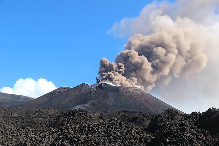 L'Etna continua a dare spettacolo:ora l'area sommitale &egrave; off limits