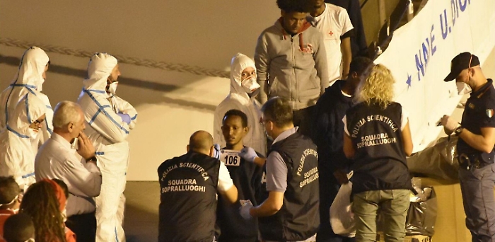 Nave Diciotti, dopo lo sbarco le polemiche. La Cei contro il governo e Salvini va avanti
