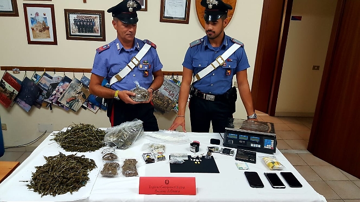 Pusher a 17 anni, arrestato dai carabinieri a Gaggi