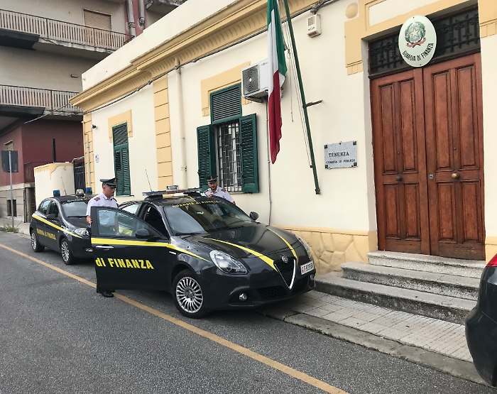 Barcellona, faceva lavorare i dipendenti di pi&ugrave; pagandoli di meno