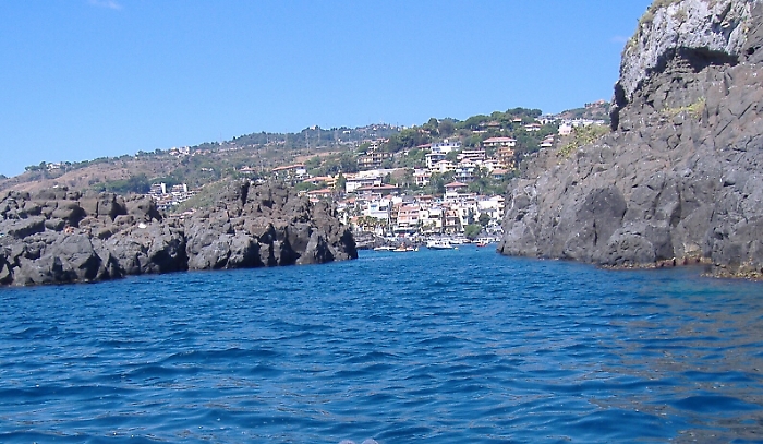 Aci Trezza, masso rischia di cadere: stop ai bagnanti tra i due faraglioni