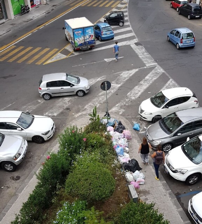 Rifiuti accatastati in via Leopardi a Catania