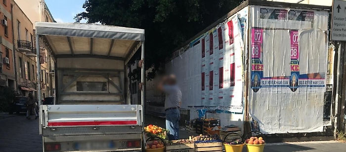 A Catania abusivismo diffuso: camion frutta in Corso Italia