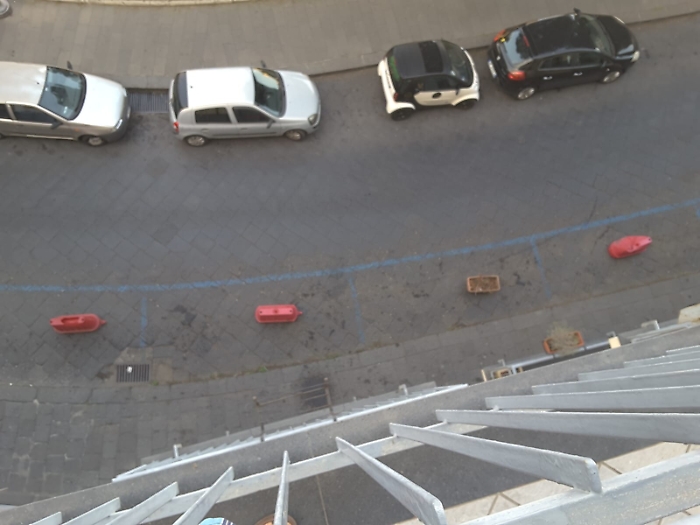 Catania, in piazza F. di Svevia stalli blu "occupati" dai parcheggiatori